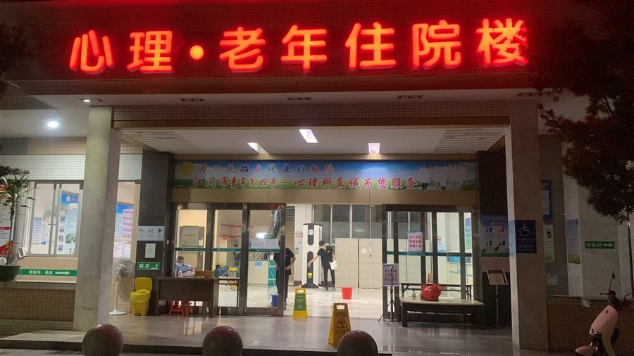 医院大堂地面防滑工程照片