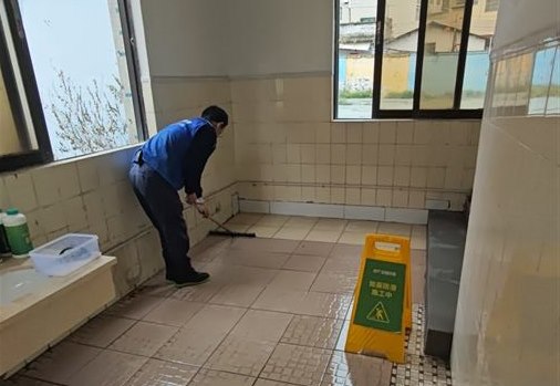 公共厕所地面防滑工程照片