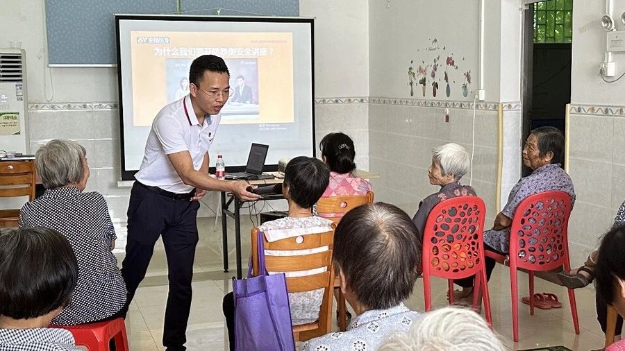【防跌倒公益讲座】老人防摔防滑指南来了！“关爱社区老人 预防意外滑倒”系列公益讲座走进罗洞社区幸福院。